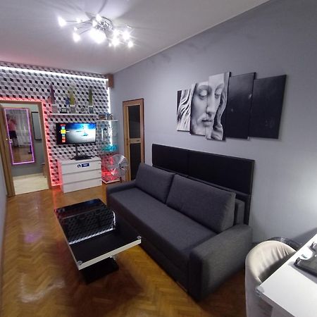 Apartament Venge -Cale Mieszkanie 46M2 Na Wylacznosc - Z Jedna Sypialnia I Jednym Sypialno-Salonem -3 Pietro Bez Windy- Rezerwacja Bez Karty Kredytowej-Klimatyzacja-Netflix-2 Lozeczka Dzieciece- Bezplatny Parking Publiczny Вроцлав Екстериор снимка